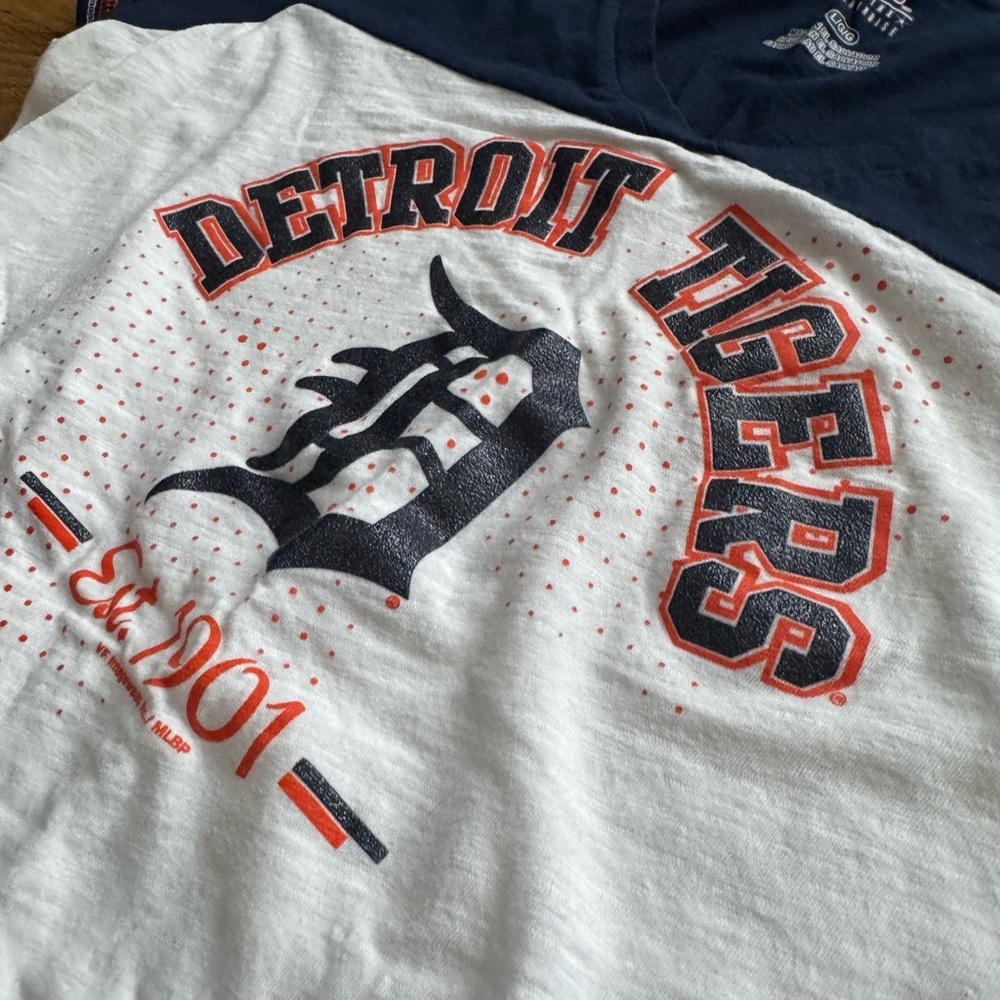Detroit Tigers Women’s Shirt - Navy and White